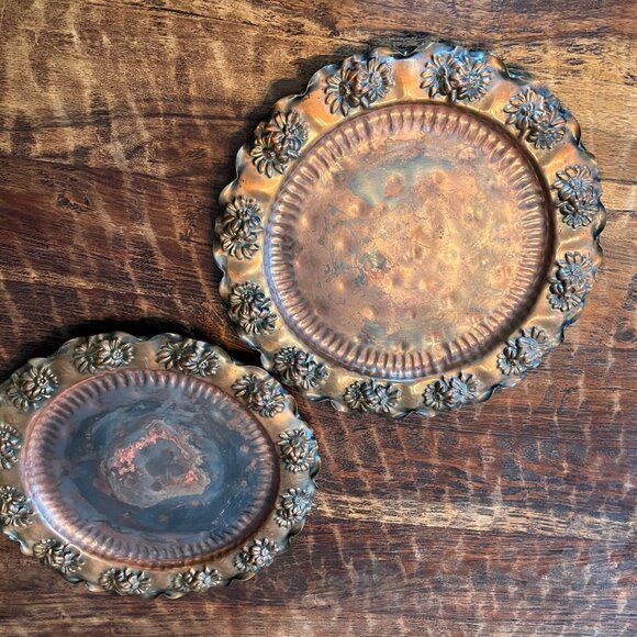 Two Antique Embossed Solid Copper Plates Retro Daisy Pattern - Picture 1 of 10